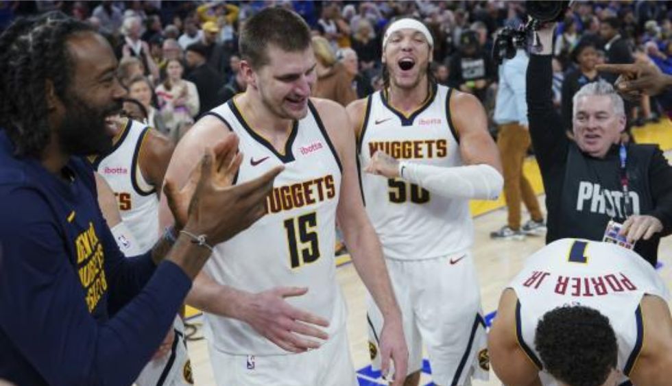 Nikola Jokic recibe las felicitaciones de sus compañeros de Denver Nuggets. 