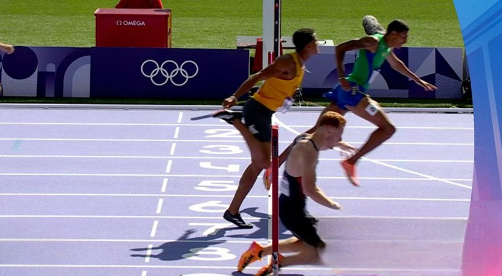 Team GB's Chalmers qualifies third in men's 400m hurdles